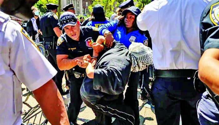 যুক্তরাষ্ট্র থেকে বিতাড়িত হওয়ার ঝুঁকি নিয়েই বিক্ষোভে বিদেশি শিক্ষার্থীরা