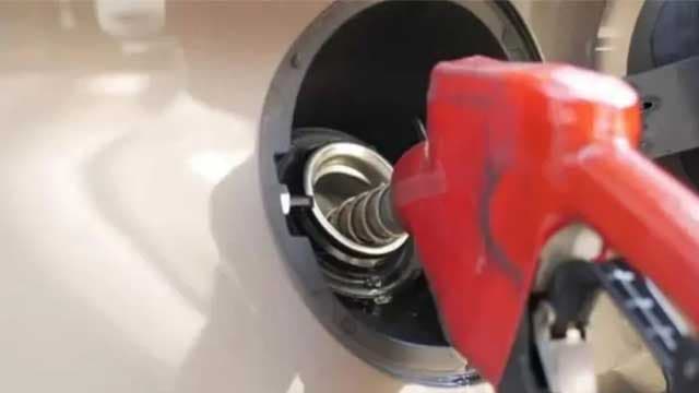 বিশ্ববাজারে তেলের দাম কমলেও বাংলাদেশে বেড়েছে কেন?