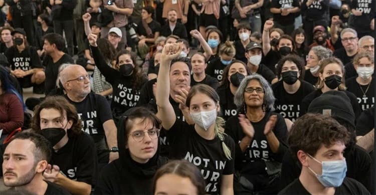 গাজায় যুদ্ধবিরতির দাবি নিয়ে নিউ ইয়র্ক গ্র্যান্ড সেন্ট্রাল টার্মিনালে বিক্ষোভ-সমাবেশ